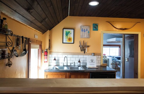 South End House | Charming 1-bedroom loft in Burlington with Treetop Views