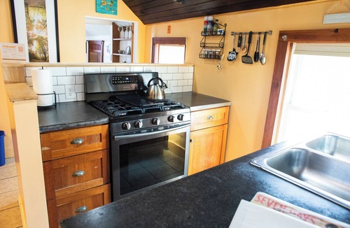 South End House | Charming 1-bedroom loft in Burlington with Treetop Views