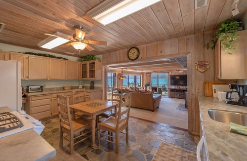 Brockway Cabin | Charming 1 bedroom Lakefront