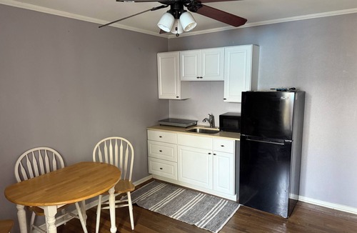 New Town Cottage | Charming 1-bedroom Sleeps 2 kitchenette in the Heart of Key West-shared pool