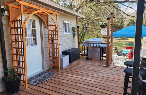 Winslow Cottage | Charming 1-bedroom Tiny Home with WiFi and AC along White River