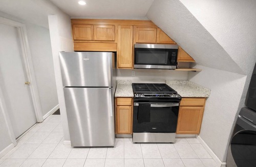 Clayton-Tamm House | Charming 1-bedroom top unit house in Central Dog Town