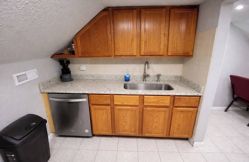 Clayton-Tamm House | Charming 1-bedroom top unit house in Central Dog Town