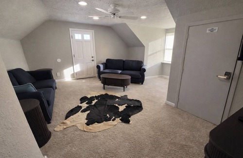 Clayton-Tamm House | Charming 1-bedroom top unit house in Central Dog Town