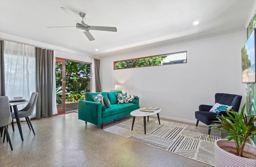 Tewantin House | Charming 1-Bedroom Tropical Haven with a Backyard