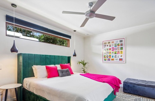 Tewantin House | Charming 1-Bedroom Tropical Haven with a Backyard