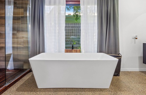 Tewantin House | Charming 1-Bedroom Tropical Haven with a Backyard