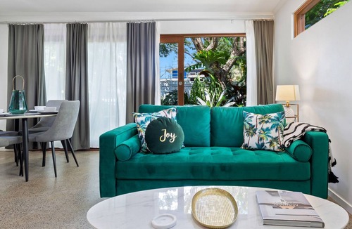 Tewantin House | Charming 1-Bedroom Tropical Haven with a Backyard