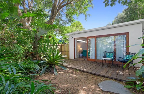 Tewantin House | Charming 1-Bedroom Tropical Haven with a Backyard