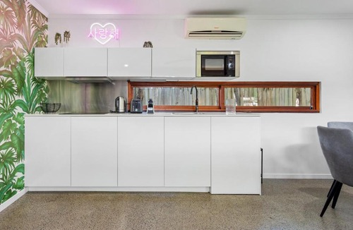 Tewantin House | Charming 1-Bedroom Tropical Haven with a Backyard