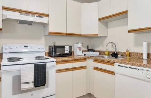 East Windsor Apartment | Charming 1-bedroom apartment with WiFi, AC in brilliant East Windsor