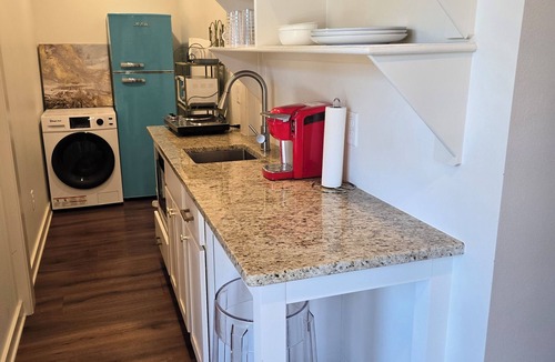 Pettaway Apartment | Charming 1-bedroom apartment in SOMA.2 blocks from Main St 2 blocks from ARMFA