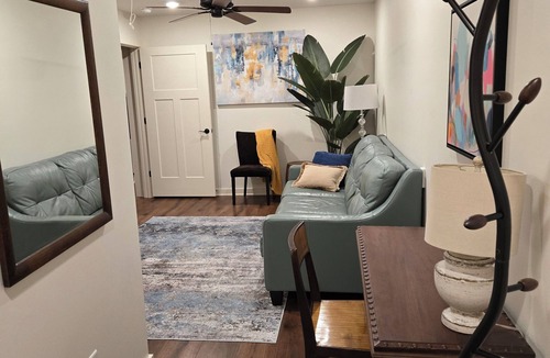 Pettaway Apartment | Charming 1-bedroom apartment in SOMA.2 blocks from Main St 2 blocks from ARMFA