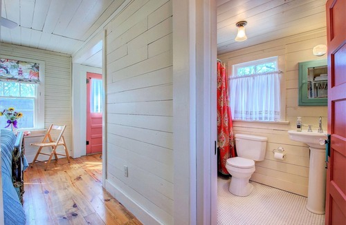 Hillcrest Cottage | Charming 1-Bedroom Backyard Cottage in Little Rock's Hillcrest Historic District