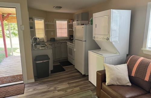 Nacogdoches Cottage | Charming 1-bedroom cottage in Nacogdoches with WiFi, AC, Heat and privacy