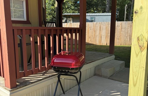 Nacogdoches Cottage | Charming 1-bedroom cottage in Nacogdoches with WiFi, AC, Heat and privacy
