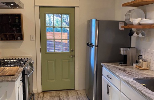 North San Antonio - SAT House | Charming 1-bedroom house in brilliant San Antonio with WiFi, AC