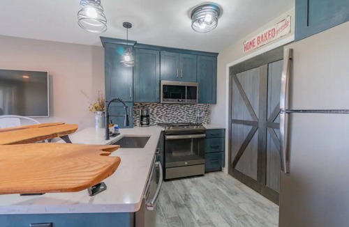 Ferrysburg Condo | Charming 1-bedroom waterfront condo in fabulous Spring Lake.