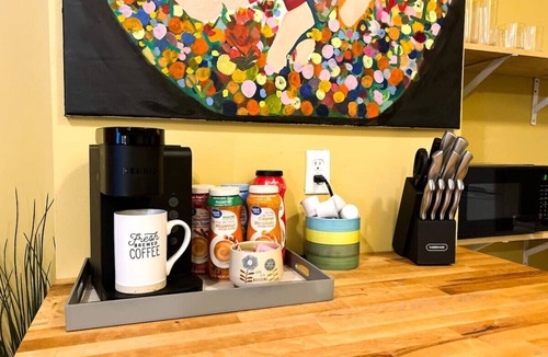 Jeannette Condo | Charming 1 Bedroom w/Queen bed + Sofa bed