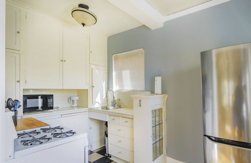 Goose Hollow Condo | Charming 1-BR, Historic Downtown. Free Parking.