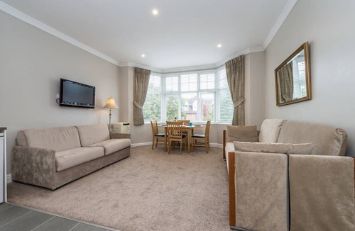 Brondesbury Park Hotel | Charming 1 BR on Willesden Green
