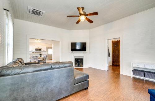 Historic District House | Charming 100-Year-Old Home Less Than 1 Mi to Downtown