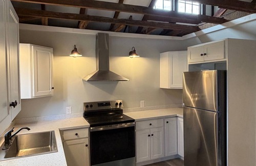 Washington Apartment | Charming 140-Year-Old Carriage House Walk to Downtown