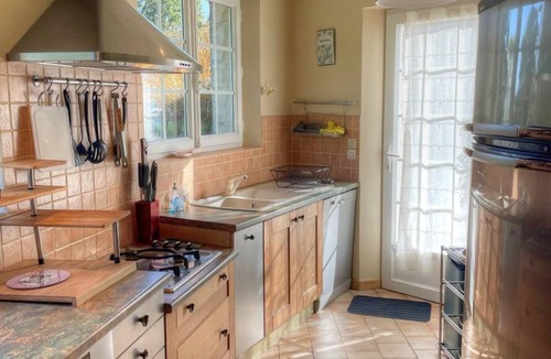 Villandry Cottage | Charming 17th-Century Farmhouse with Garden, Terrace, Modern Amenities, and Wi-Fi in Villandry