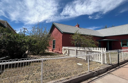 Tyrone House | Charming 1800's fully modernized farmhouse in downtown Silver City- pet friendly