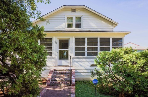 New North End House | Charming 1930 Bungalow near Park & Beaches