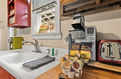 Clarksville Cottage | Charming 1940s Cottage Top Location - EV Charger