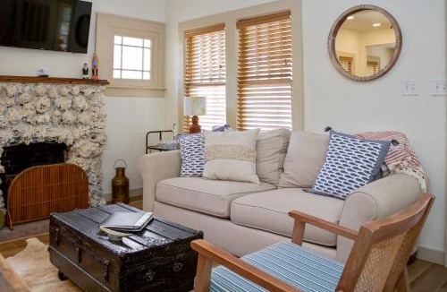 Yankeetown House | Charming 1940s Daybook Cottage on the Florida Hidden Coast