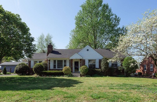 Merry Oaks House | Charming 1950's home- 3 Bedroom/2 Bath, 2.5ml from airport/7ml to downtown Nash