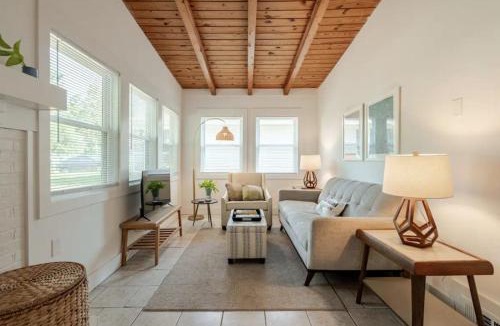 Tranquil Harbour House | Charming 1960s Cottage, 5 Min Walk to Beach and Shops
