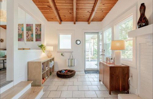Tranquil Harbour House | Charming 1960s Cottage, 5 Min Walk to Beach and Shops