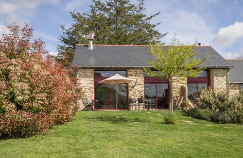 Nort-sur-Erdre Cottage | Charming 19th-Century Barn with Modern Comforts Near Canal, 20km from Nantes