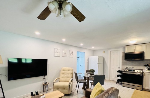 Glen Cove House | Charming 1B1B W/Private Entrance