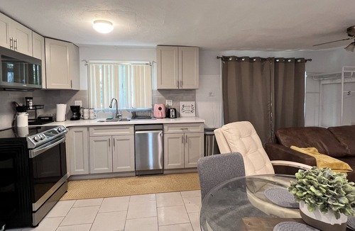 Glen Cove House | Charming 1B1B W/Private Entrance