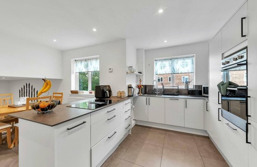 London Borough of Bromley Apartment | Charming 1BD Flat with free parking in Bromley