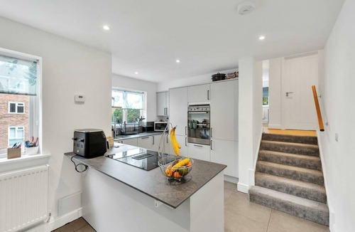 London Borough of Bromley Apartment | Charming 1BD Flat with free parking in Bromley