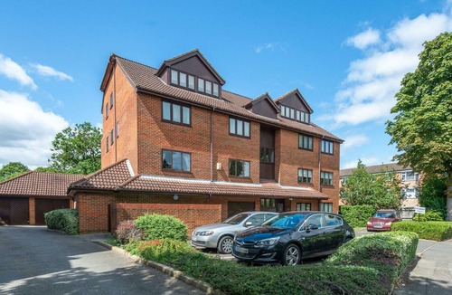 London Borough of Bromley Apartment | Charming 1BD Flat with free parking in Bromley