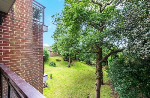 London Borough of Bromley Apartment | Charming 1BD Flat with free parking in Bromley