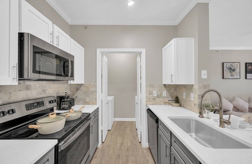 Alden Bridge Apartment | Charming 1BD in Magnolia - pool, gym & steps from shops!