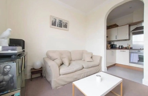 Dalston Apartment | Charming 1BD Victorian Terrace Flat in Dalston