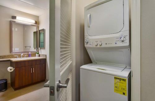 Del Rey Hotel | Charming 1BD with Pool and Free Parking
