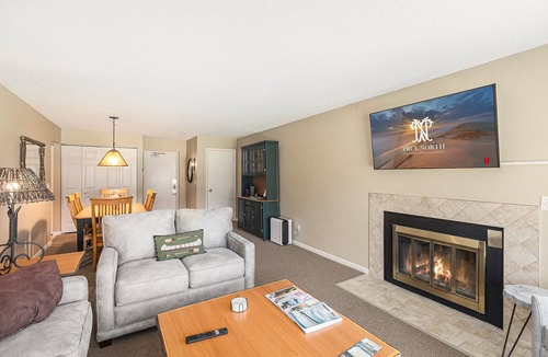 Acme Condo | Charming 1BDR Condo w Golf Course View