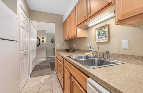 Acme Condo | Charming 1BDR Condo w Golf Course View