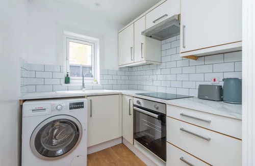 Graveney Apartment | Charming 1BDR Haven with Private Courtyard