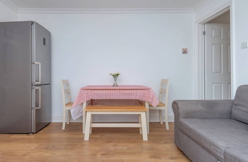 Graveney Apartment | Charming 1BDR Haven with Private Courtyard