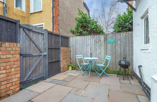 Graveney Apartment | Charming 1BDR Haven with Private Courtyard
